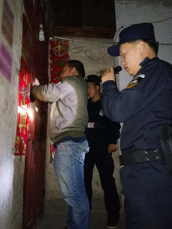 延安粗心妈妈误将幼女锁家中 民警全城寻开锁师傅开门